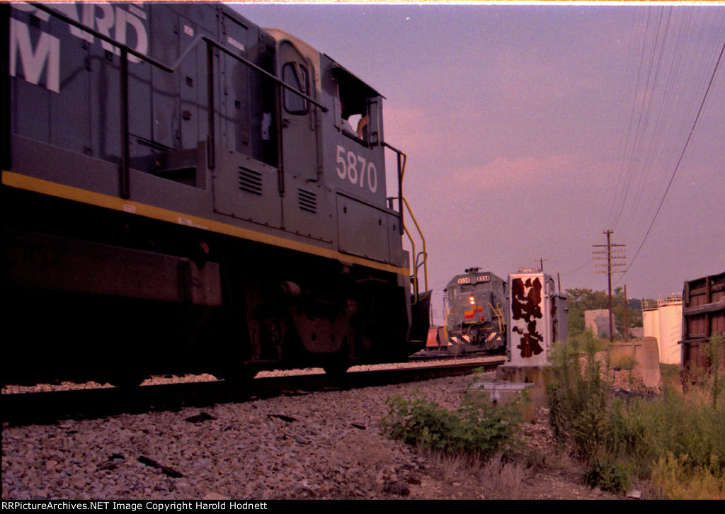 SBD 5870 north meets SBD 8334 south at the south end of the yard